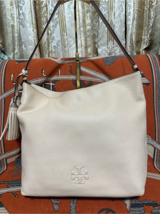 Tory Burch Handbags - TORY BURCH ❤️🌟PEBBLED LEATHER  SHOULDER HOBO IN CREAM  WITH TASSEL ⭐️
